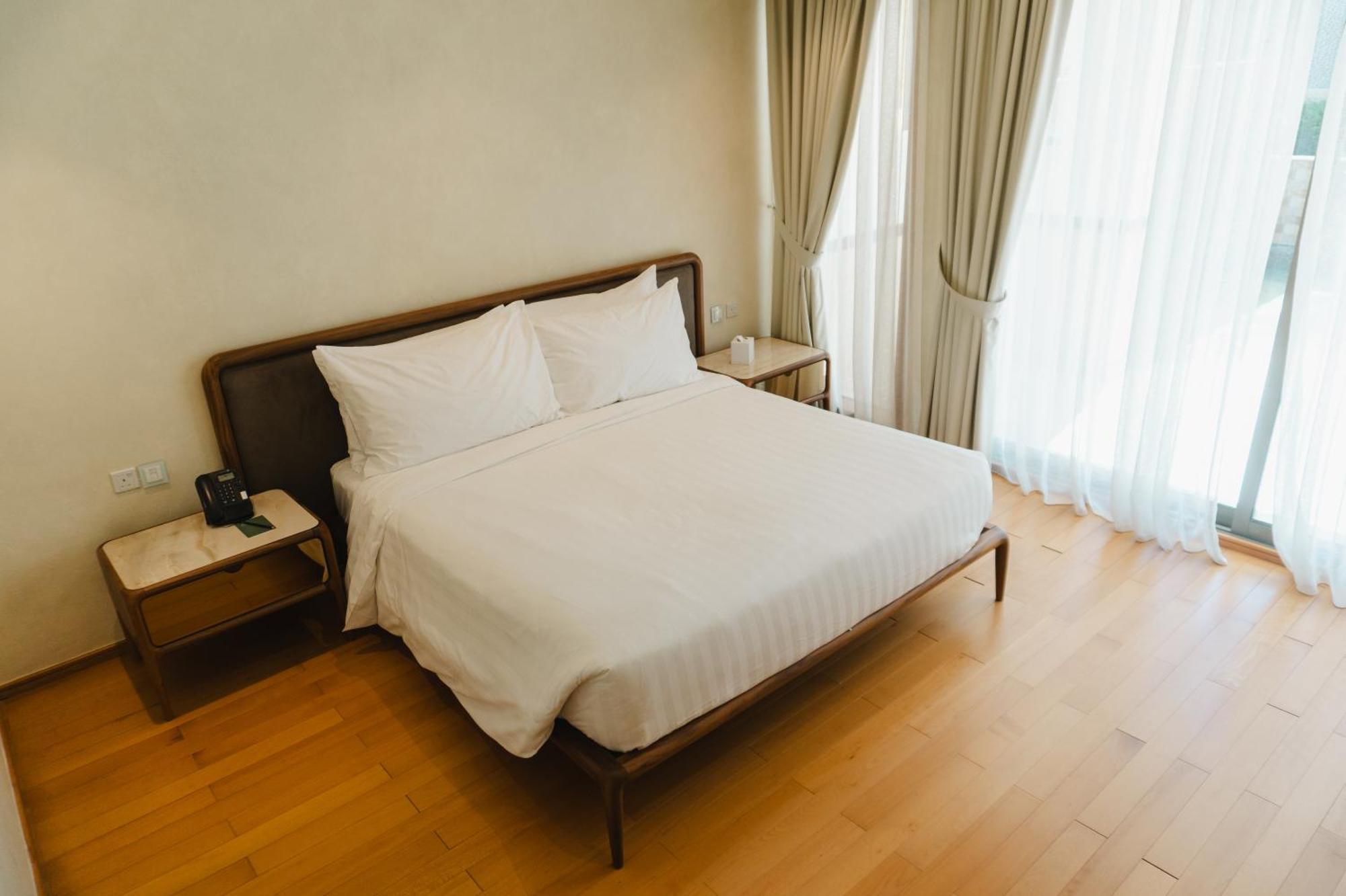 מנאמה Palavra Resort מראה חיצוני תמונה A bedroom in a hotel