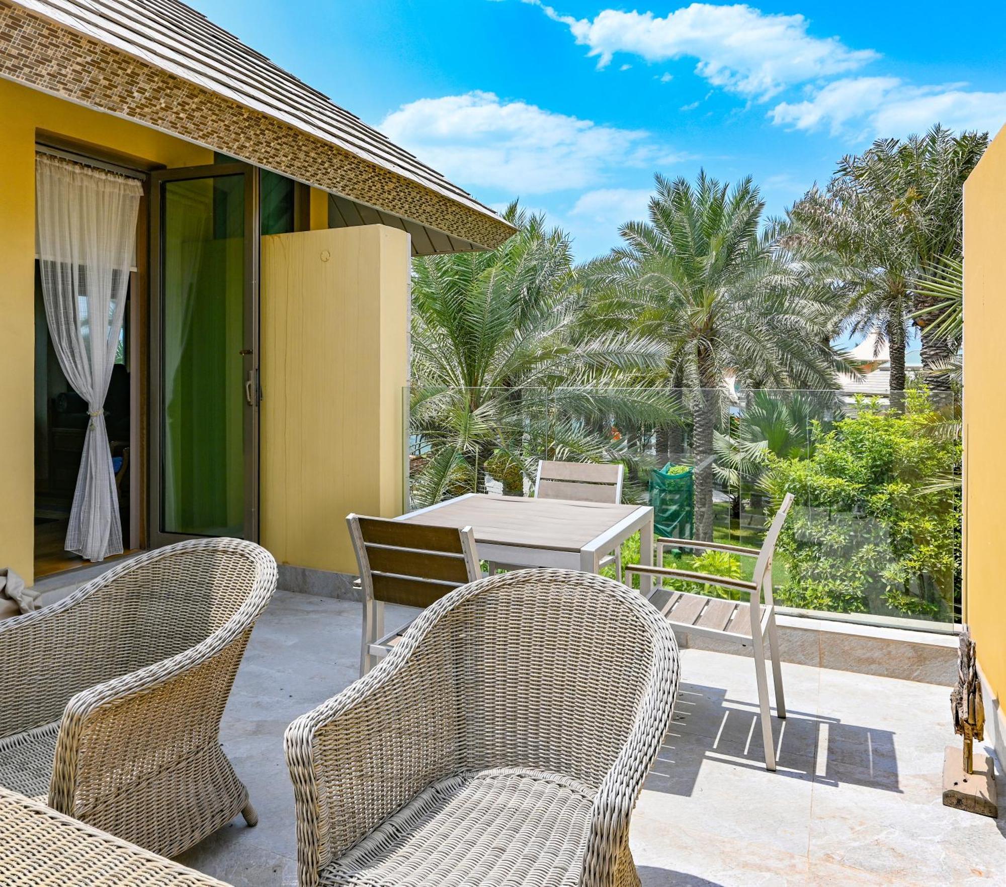 מנאמה Palavra Resort מראה חיצוני תמונה A balcony at Jumeirah Creekside
