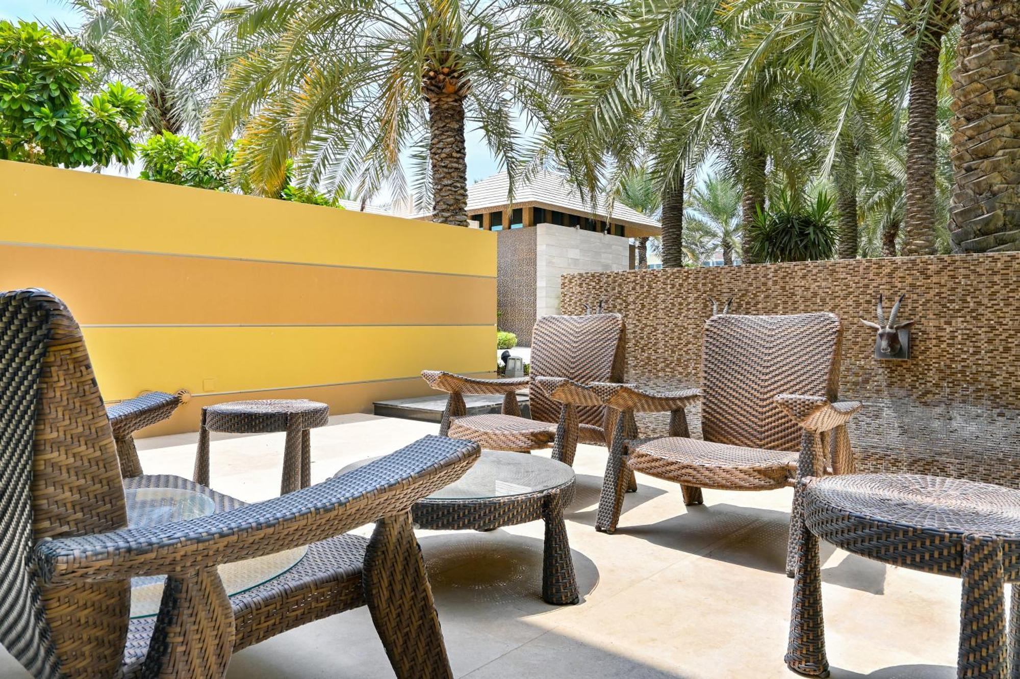 מנאמה Palavra Resort מראה חיצוני תמונה The Palm Beach Hotel