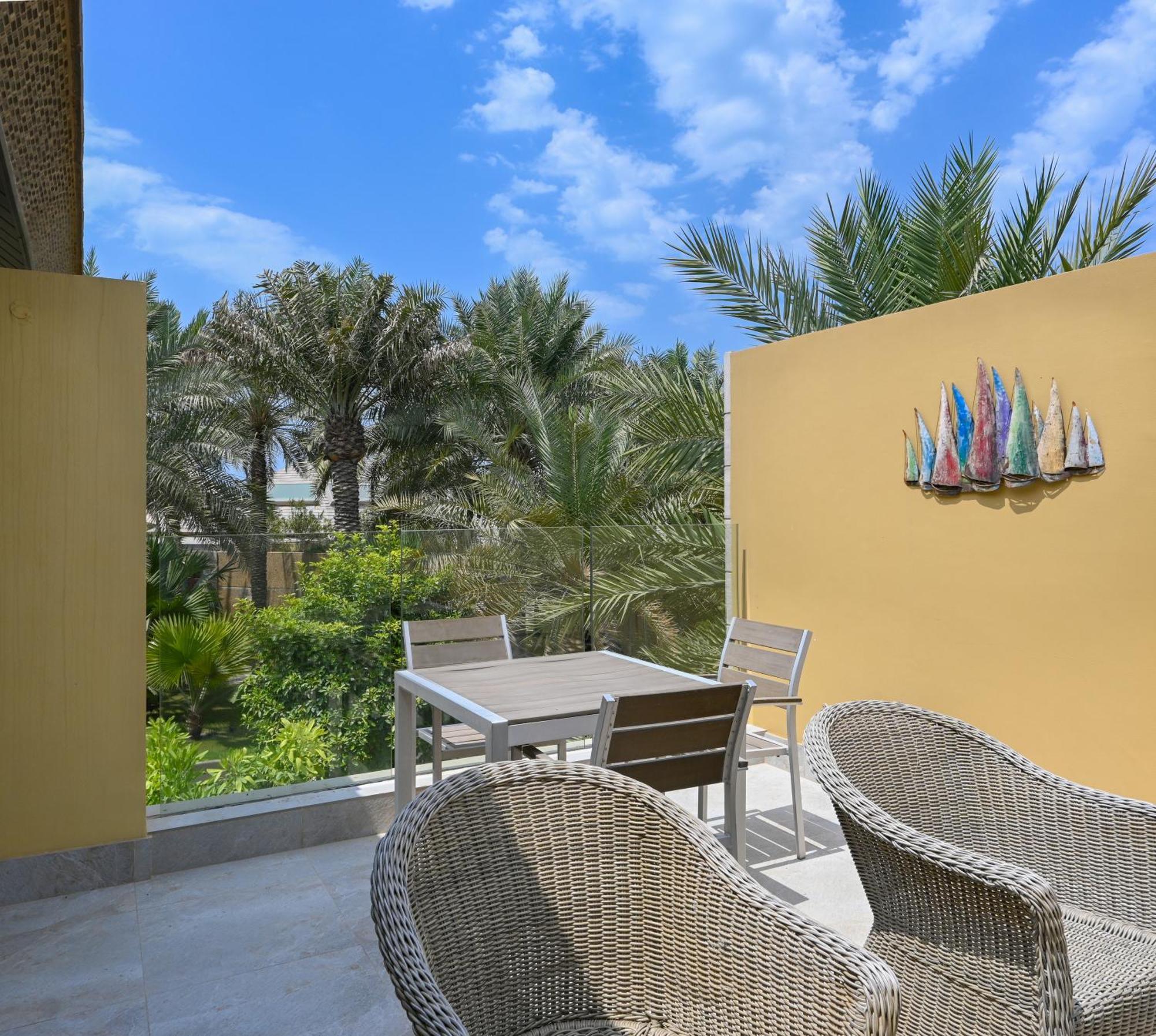 מנאמה Palavra Resort מראה חיצוני תמונה A balcony at the hotel