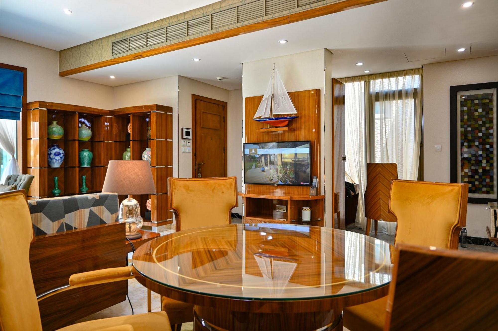 מנאמה Palavra Resort מראה חיצוני תמונה A dining room in a house in India